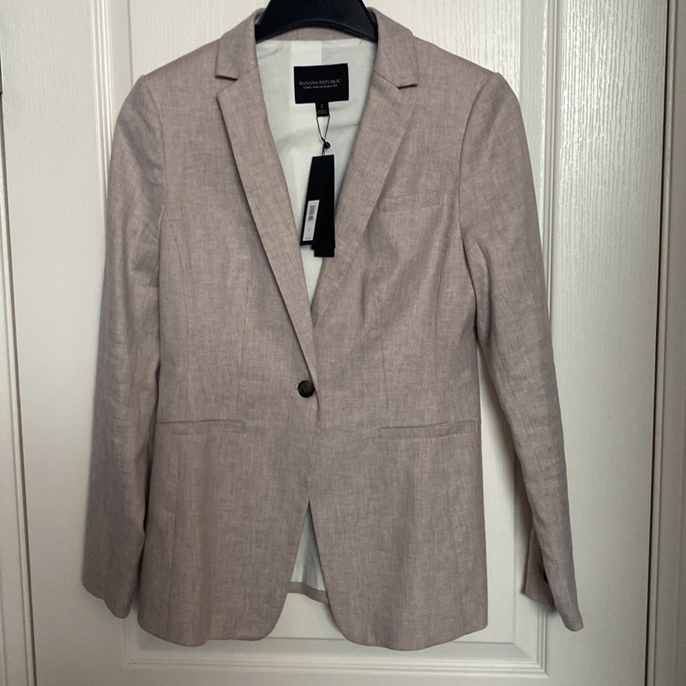 NWT Banana Republic size 2 beige blazer.